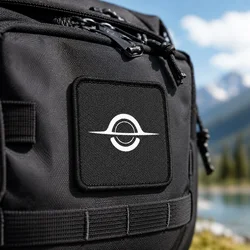 Parche de velcro diseño agujero negro minimalista para mochila