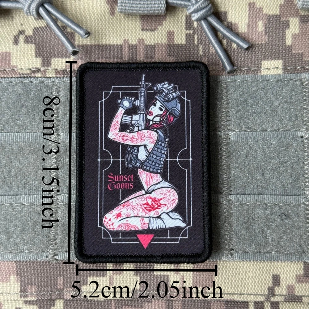 Parche Táctico Chica Tatuada con Velcro MOLLE – Moral para Casco y Mochila - imagen 2
