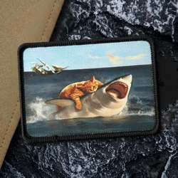 Parche táctico velcro gato montando tiburón – Meme surrealista mochila