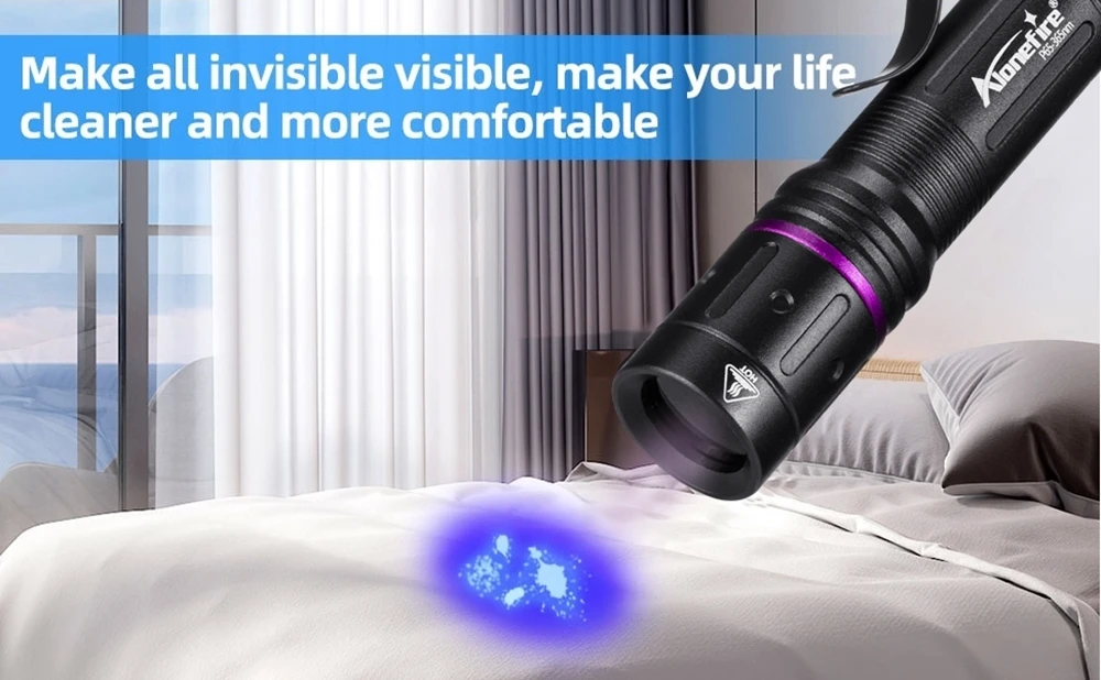 Mini linterna UV Alonefire en uso