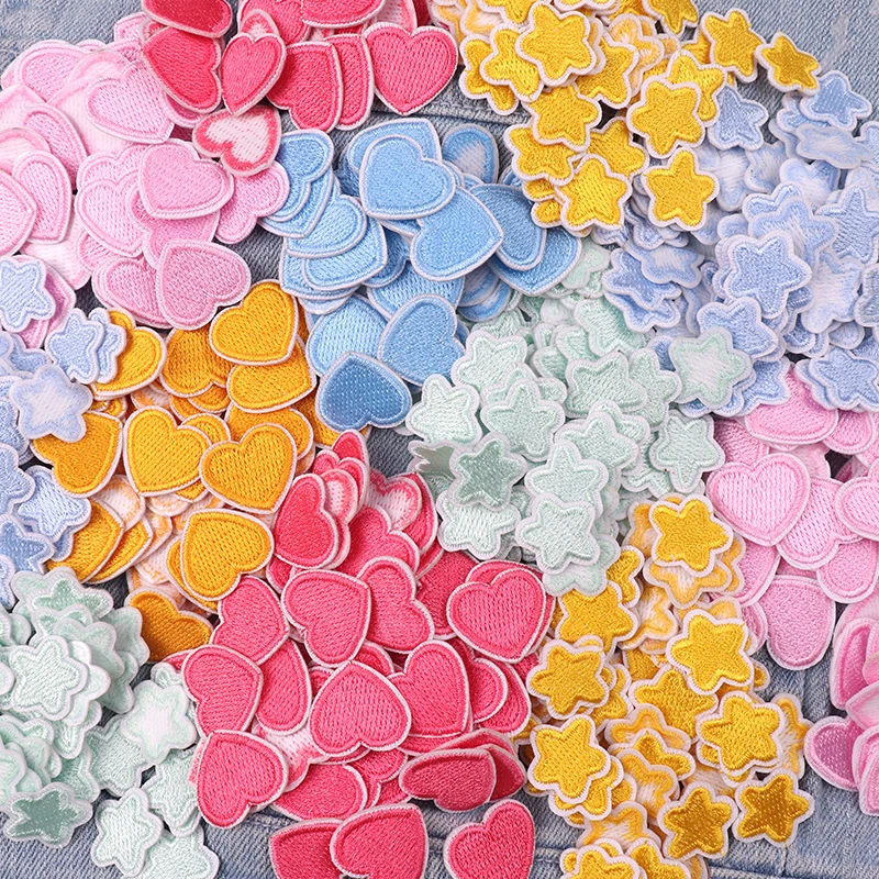 Detalle de parches bordados para ropa DIY