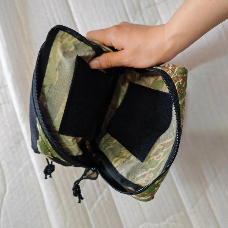 Detalle de bolsa compacta para organizar accesorios