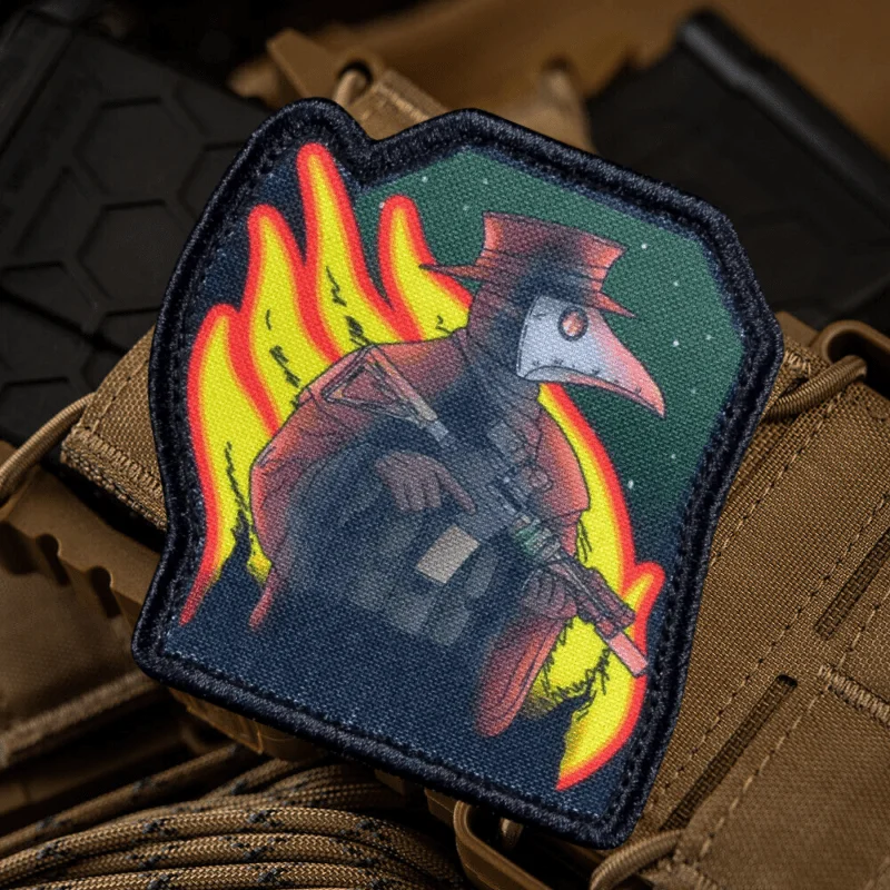 Parche táctico bordado The Plague Doctor – Velcro para equipamiento - imagen 3