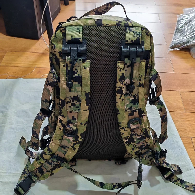 Vista lateral de la mochila 20L