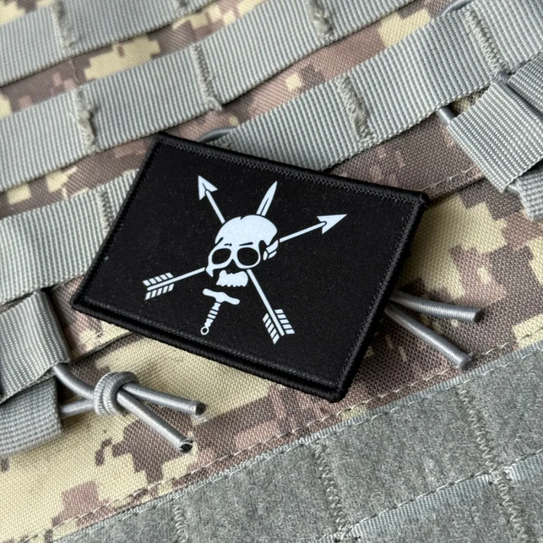 Parche táctico Morale Stealth Black de calavera y flechas cruzadas - imagen 5