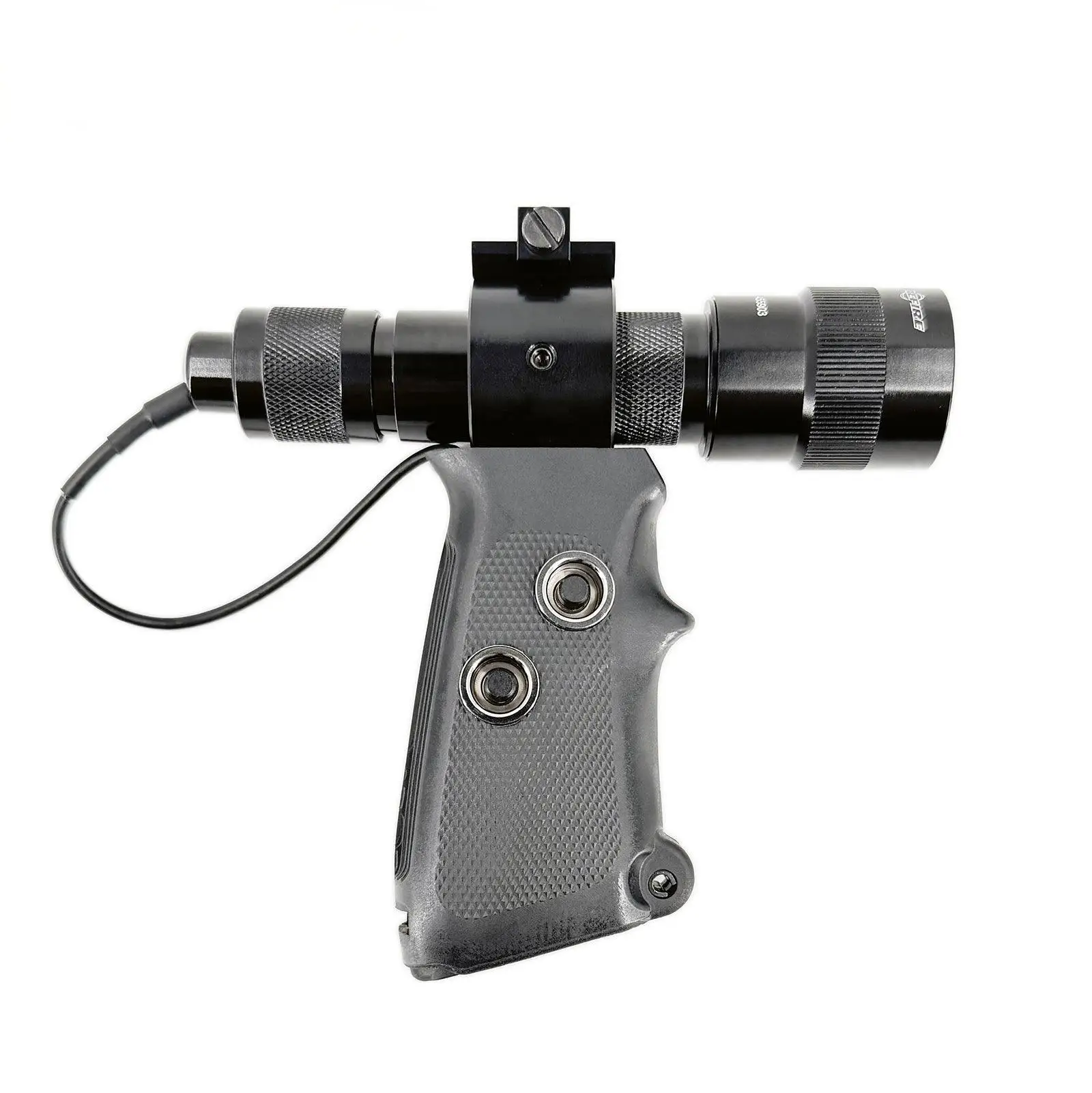 Linterna SureFire 660 sobre superficie oscura