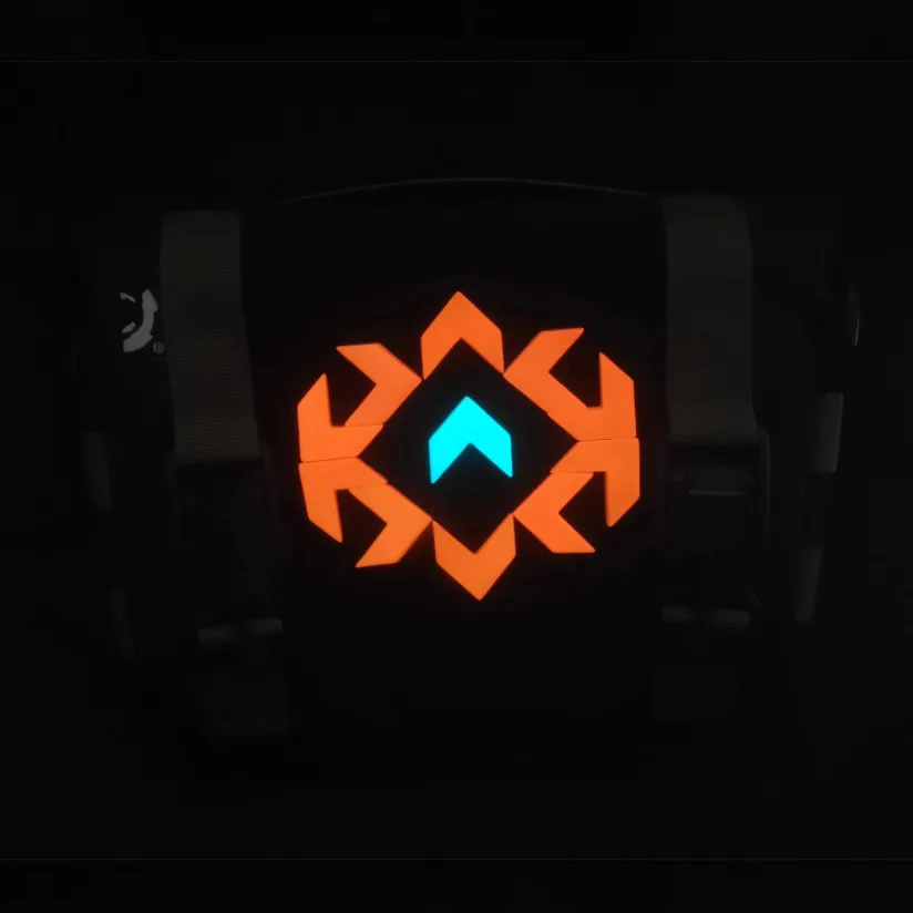 Parche táctico luminoso flecha con velcro para casco y mochila - imagen 2