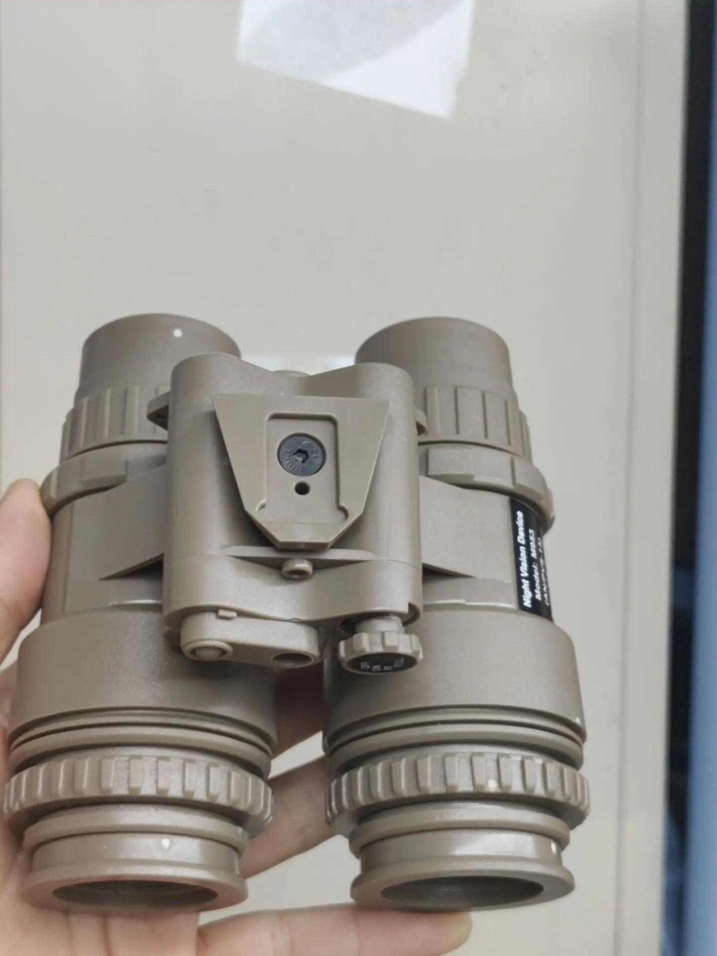 Vista del accesorio PVS-15 simulado para casco NVG