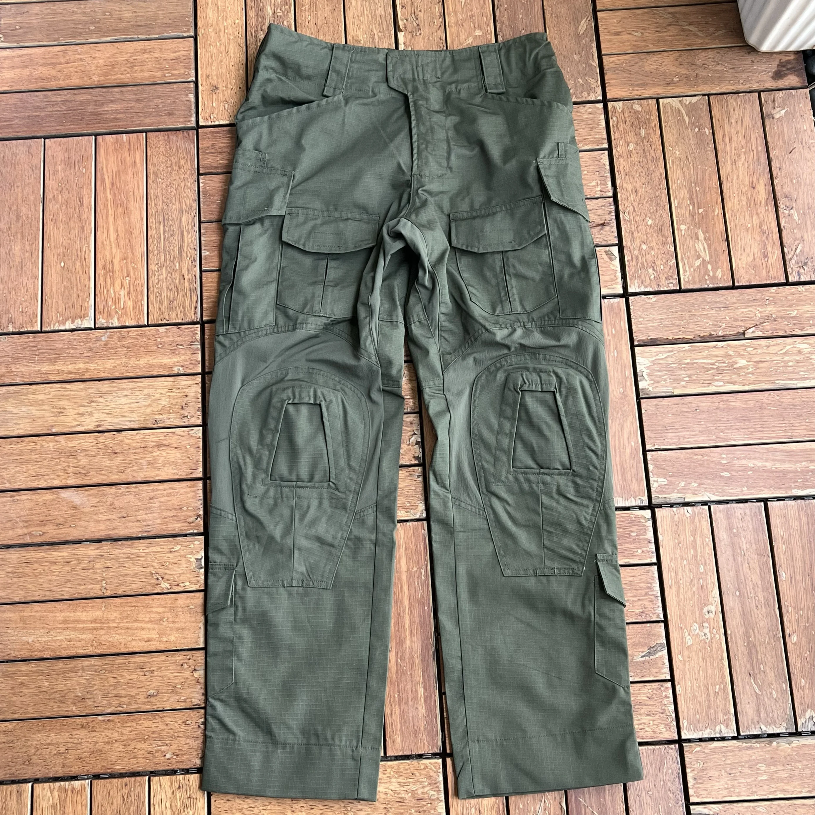 Bolsillos múltiples y sistema de ajuste con velcro