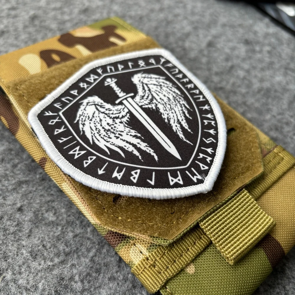 Parche táctico velcro espada alas runas vikingas para ropa - imagen 4