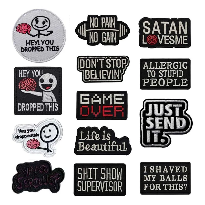 Aplique de tela con estilo táctico y lettering en inglés