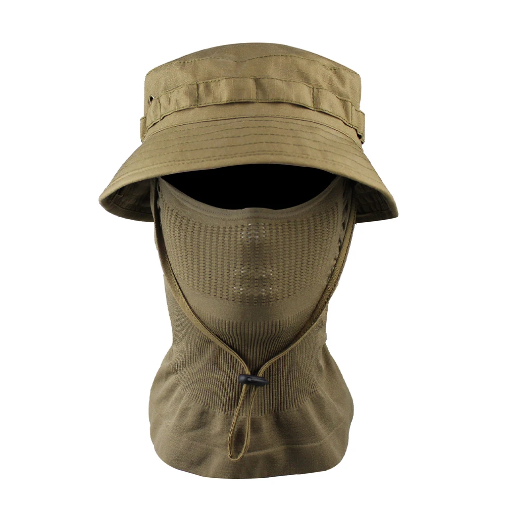 Conjunto completo sombrero y protector de cuello desplegados sobre superficie