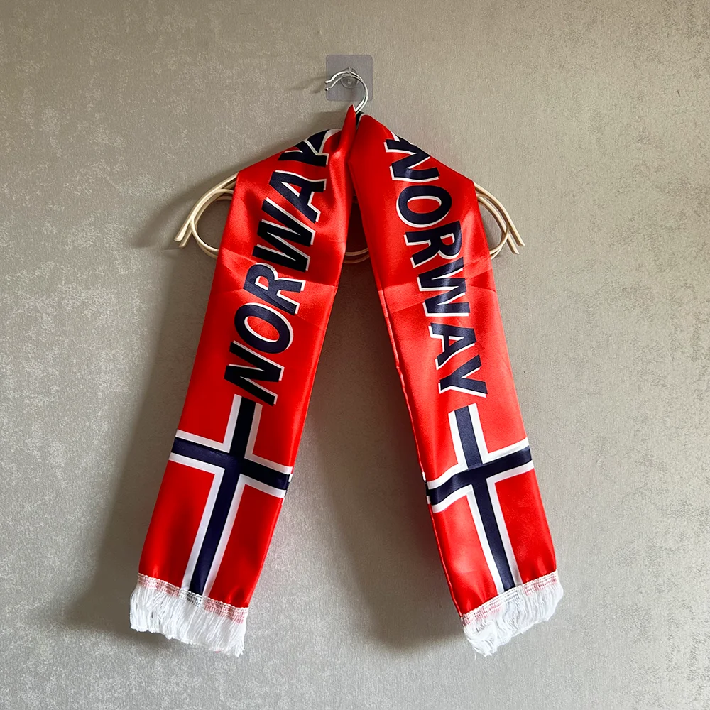 Bufanda Sky Flag 2026 Noruega con borlas
