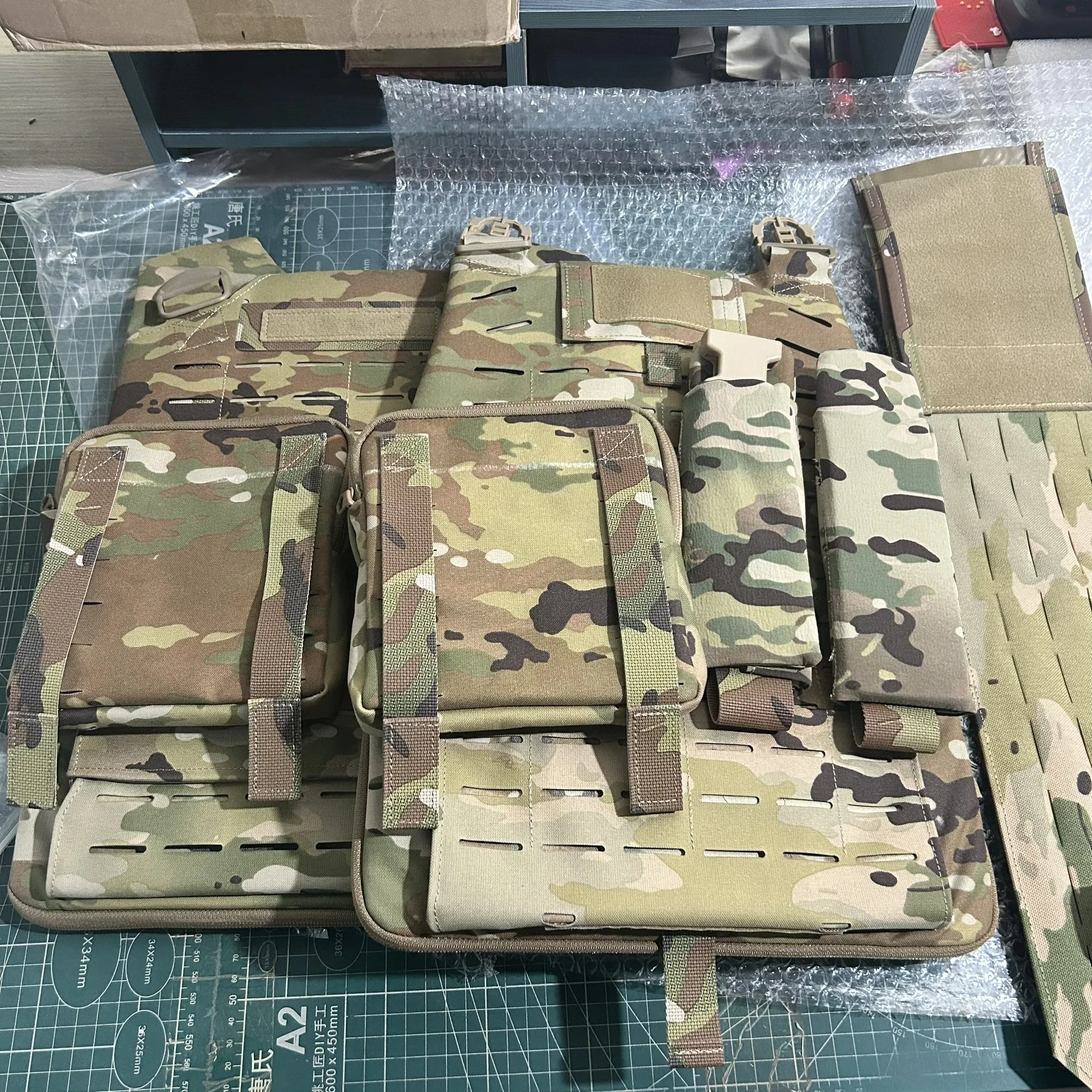 Vista del chaleco táctico OCP W2 GEN2 en camuflaje