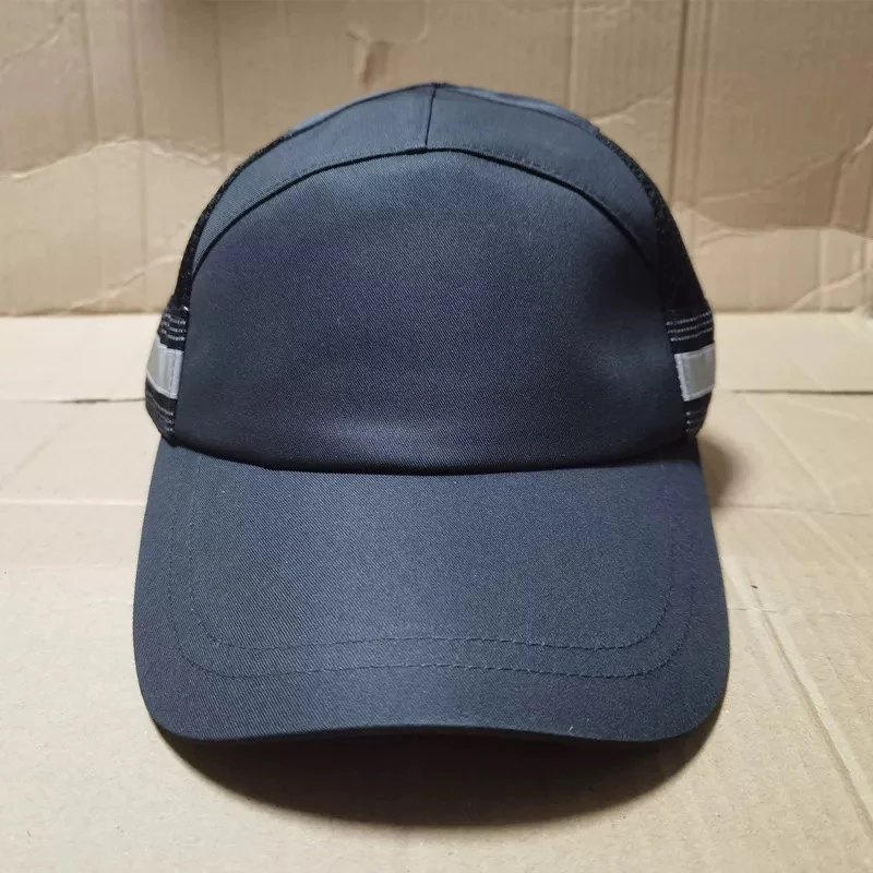 Detalle del bordado frontal y visera curva