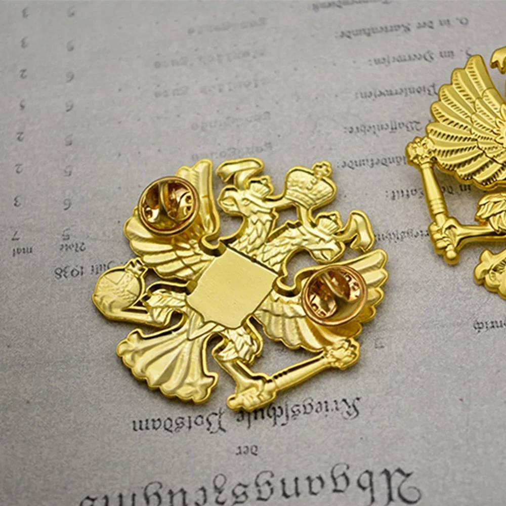 Detalle de la medalla e insignia metálica