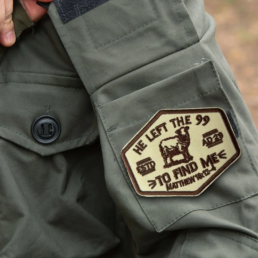 Vista frontal del parche bordado con diseño de oveja y texto