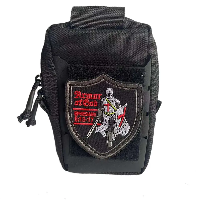 Insignia Knights Crusader vista frontal mostrando detalle del bordado y respaldo de gancho y bucle