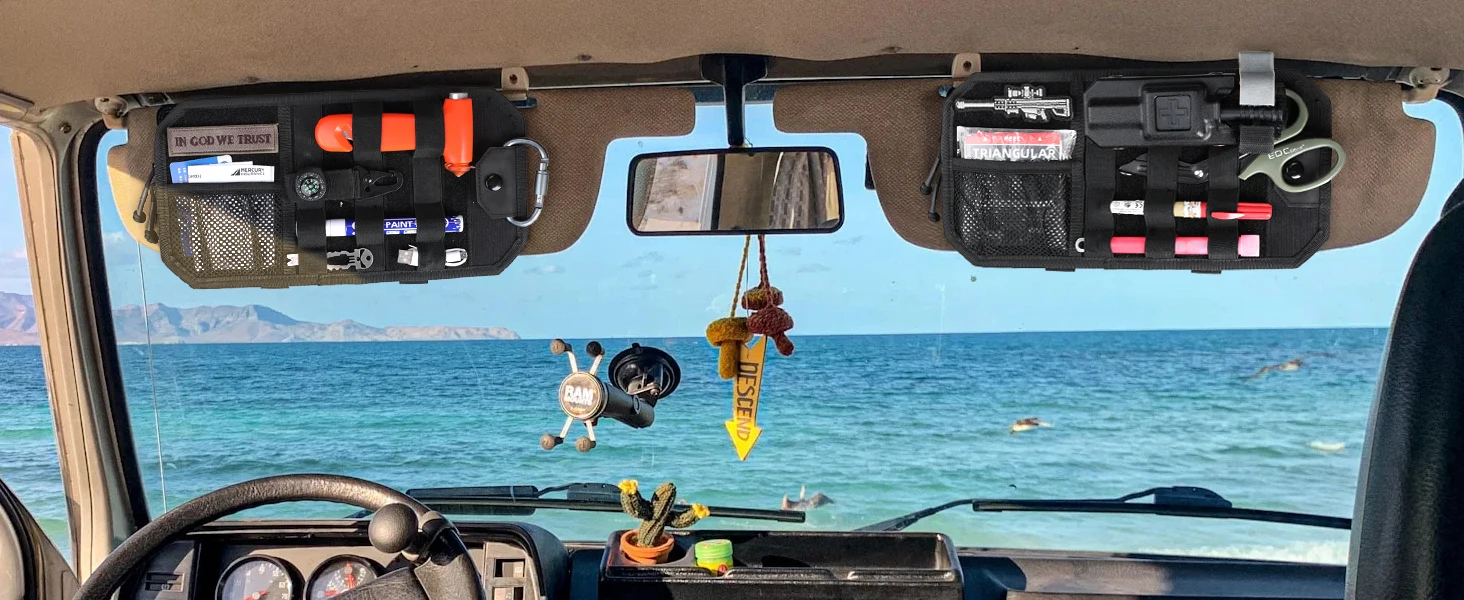 Organizador táctico para visera de coche montado en el parasol