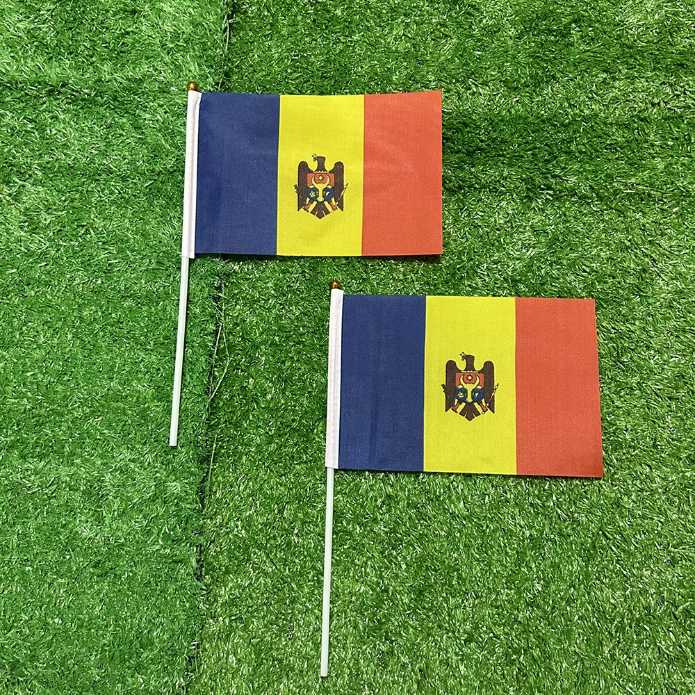 Detalle del diseño y costura de la bandera de mano de Moldavia
