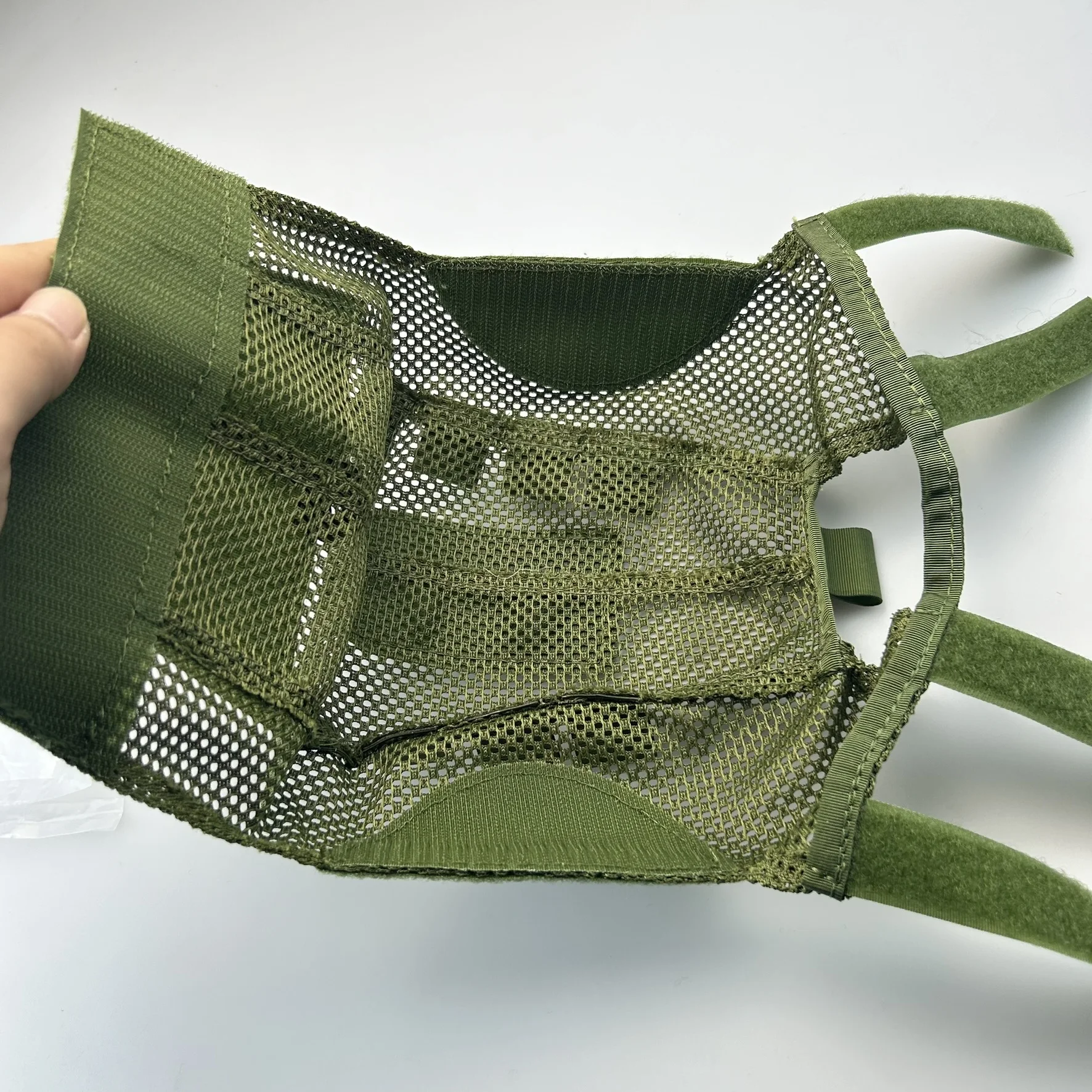 Funda táctica para casco alto con malla superior y cierre velcro - imagen 3