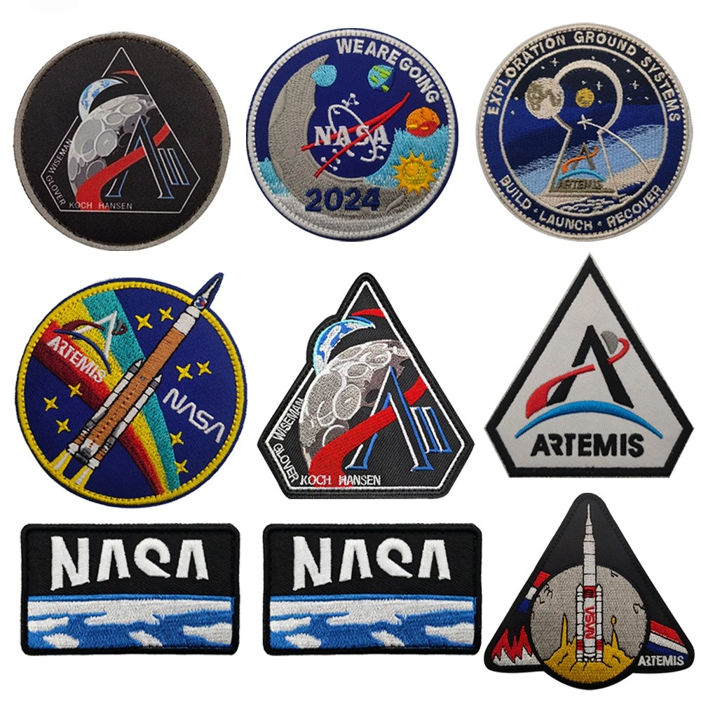 Parche espacial con emblemas de nave e insignias bordadas