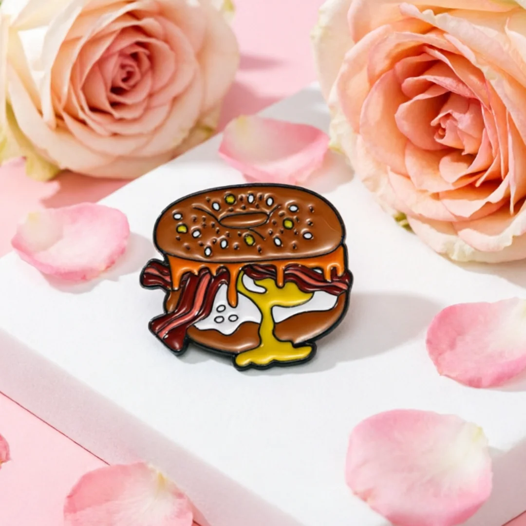 Broche esmaltado kawaii bagel de desayuno con huevo y beicon - imagen 5