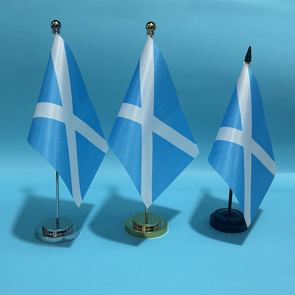 Bandera de Escocia para escritorio con mástil negro