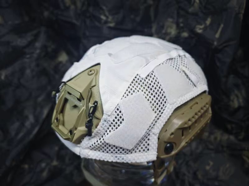 Detalle de la funda para casco SF camuflaje