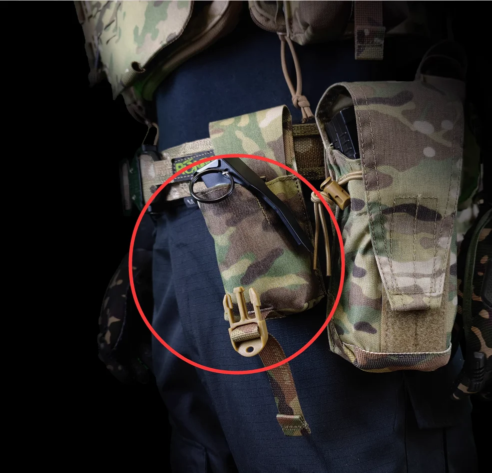 Detalle de las correas Molle y la cremallera principal