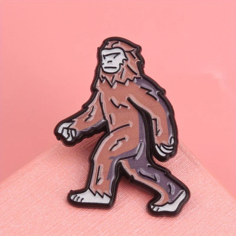 Cryptid Quest pin insignia esmaltada Bigfoot morado y marrón degradado - imagen 3