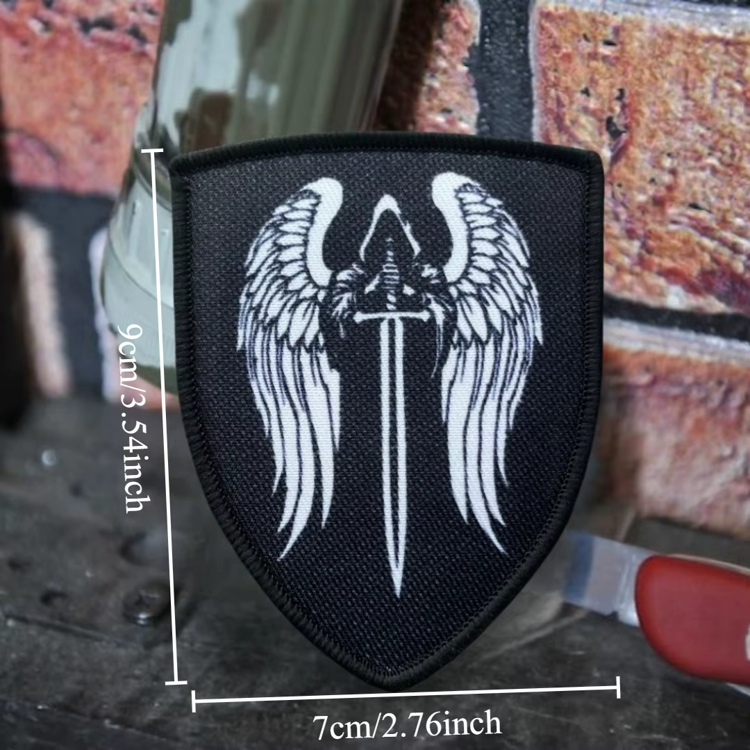Parche táctico de Ángel Puniente con diseño estampado en colores vivos
