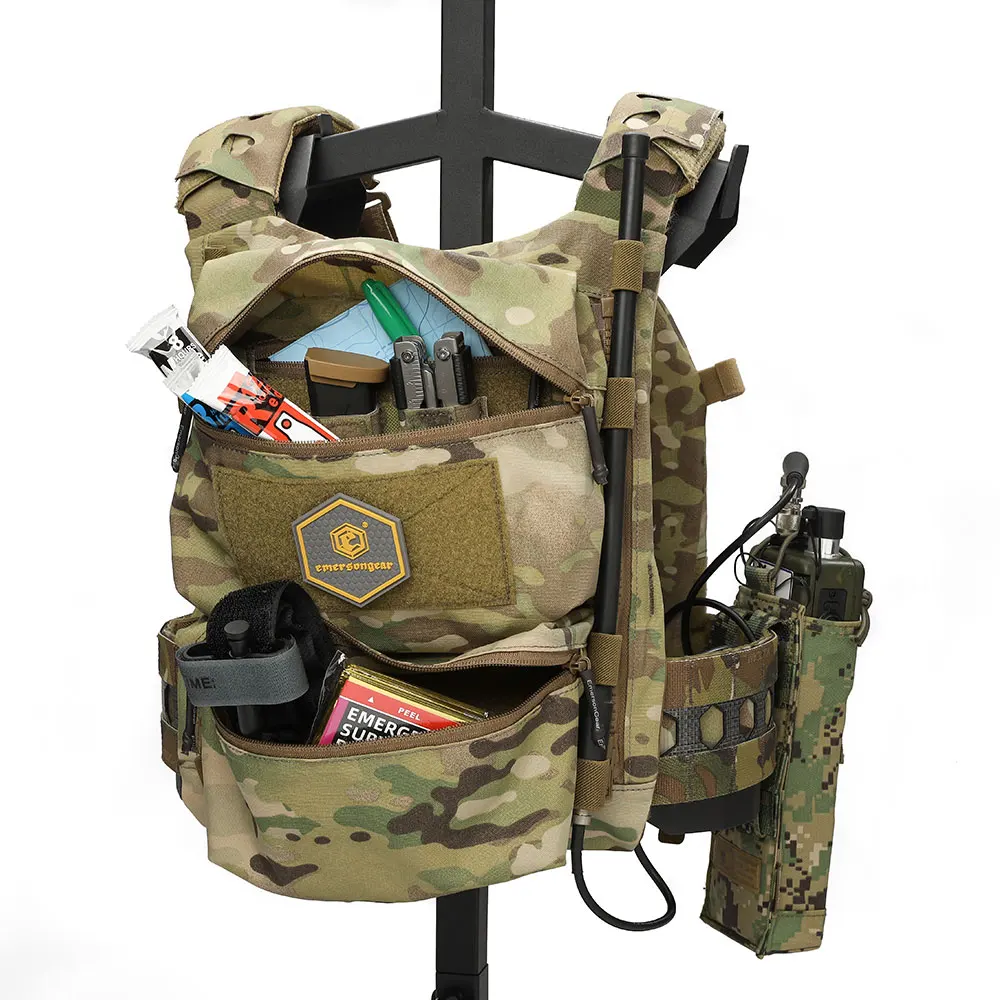 Vista frontal del chaleco táctico Emersongear en tono Multicam
