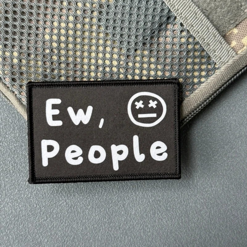 Parche de moral táctico con diseño de personas y velcro - imagen 3