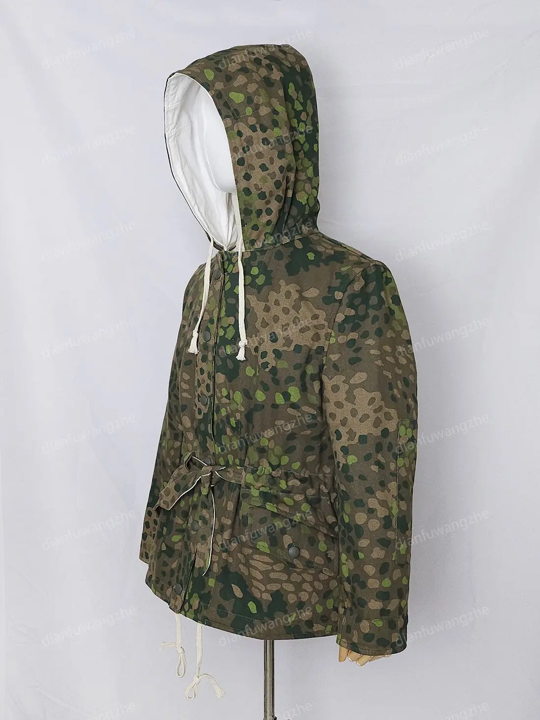 Prenda con acabado camuflado en tonos vegetales