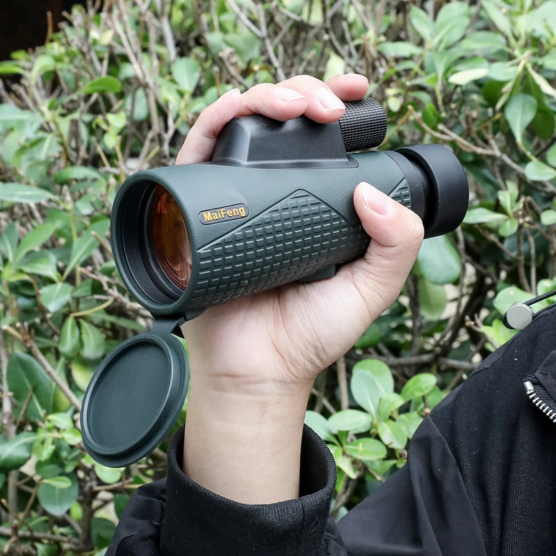 Binocular en uso durante senderismo