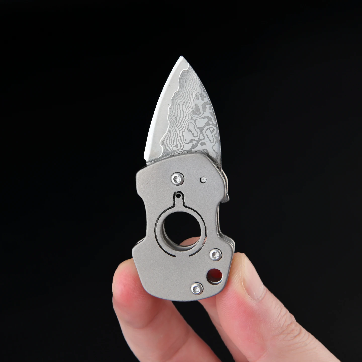 Cuchillo plegable JIANLAI visto en contexto de camping