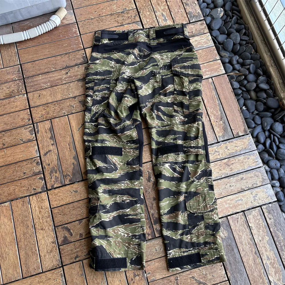 Detalle del camuflaje manchado tipo tigre
