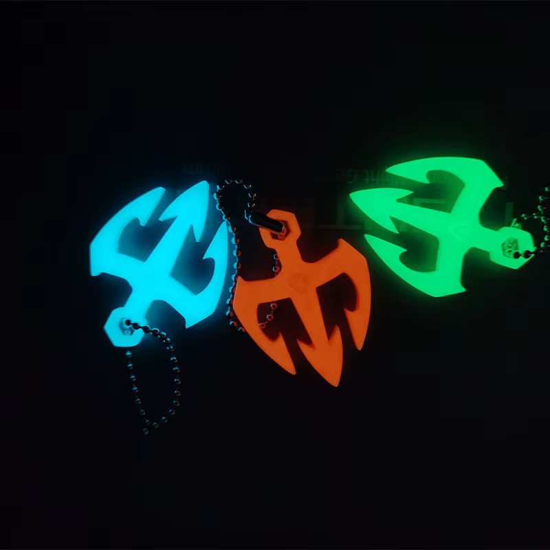 Colgante fluorescente tridente Aquaman resina verde para mochila - imagen 3