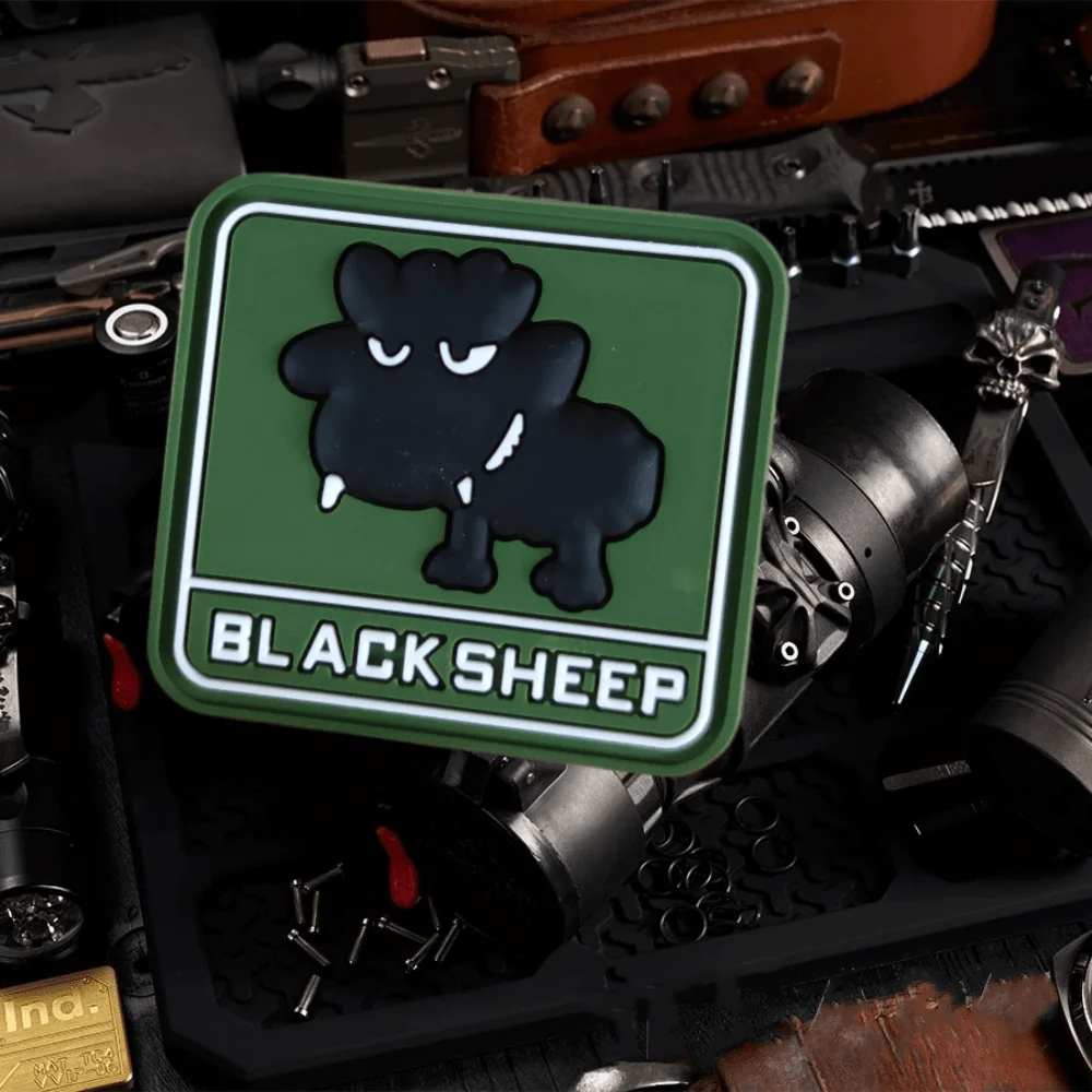 Vista frontal del parche táctico BLACK SHEEP con detalles en PVC