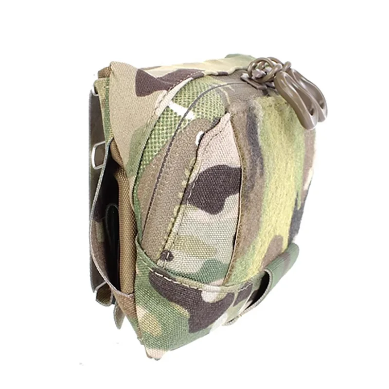Detalle del interior y compartimentos de la bolsa táctica