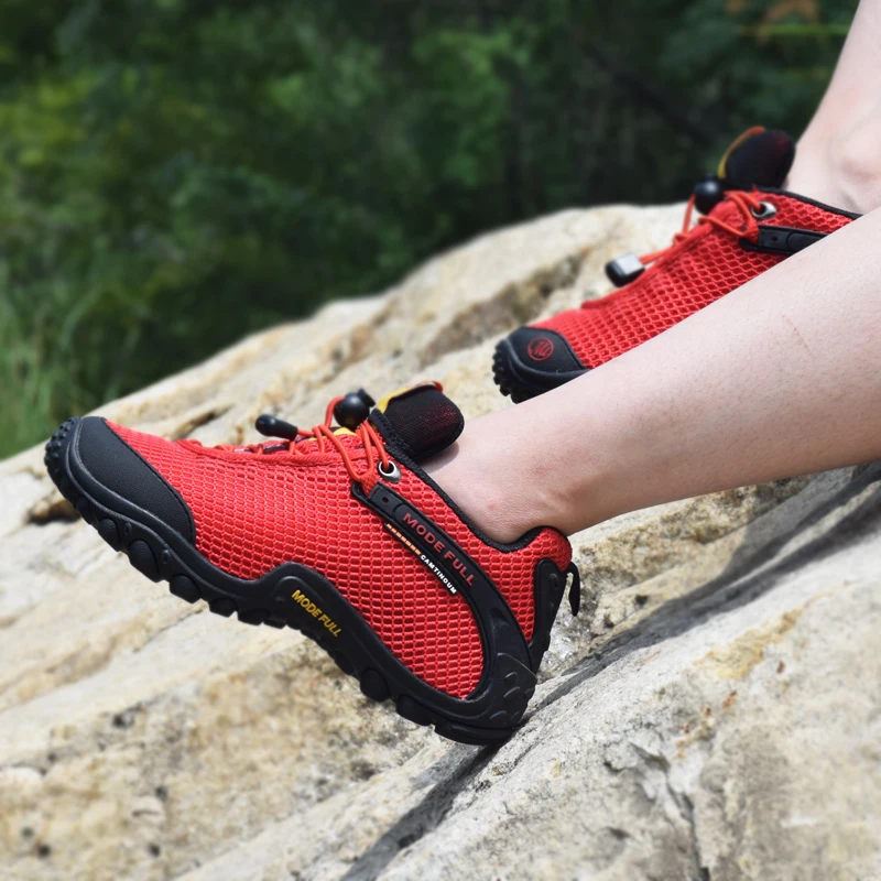 Zapatillas en uso en entorno natural montañoso