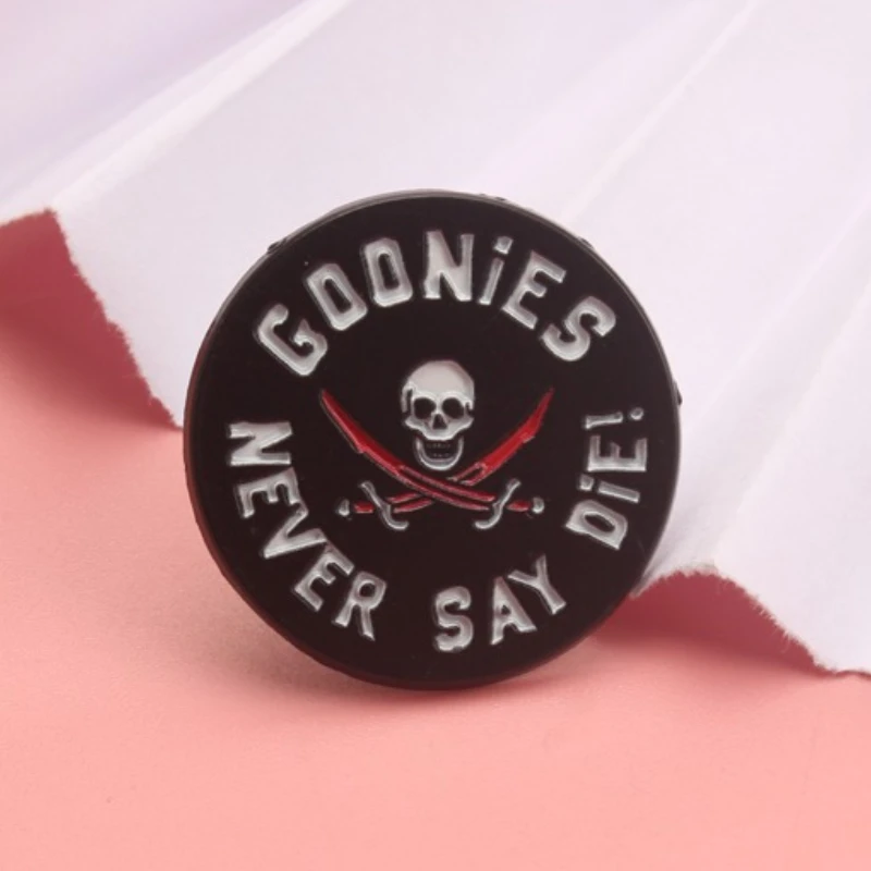 Detalle del pin de calavera vintage
