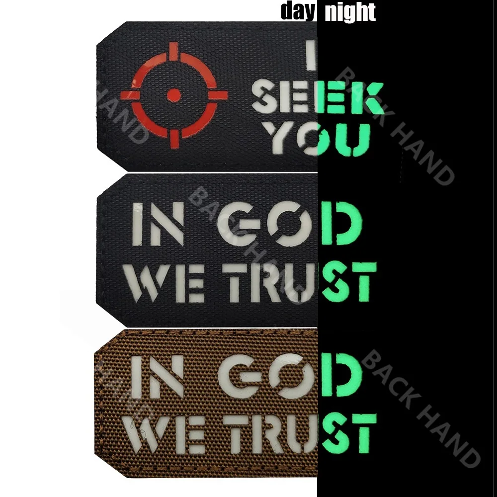 Parche bordado EN DIOS TRUST detalle frontal