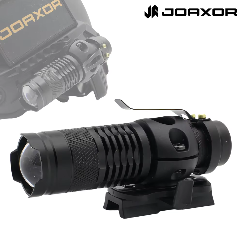 Linterna LED JOAXOR ARC montada en casco táctico