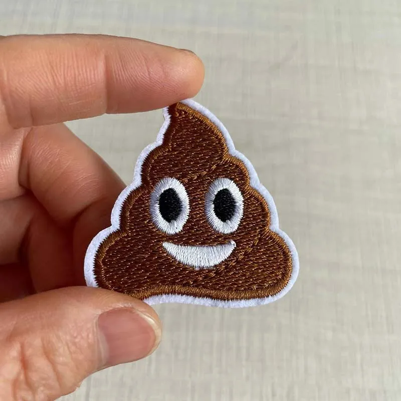 Parche termoadhesivo bordado cara sonriente de caca para ropa - imagen 5