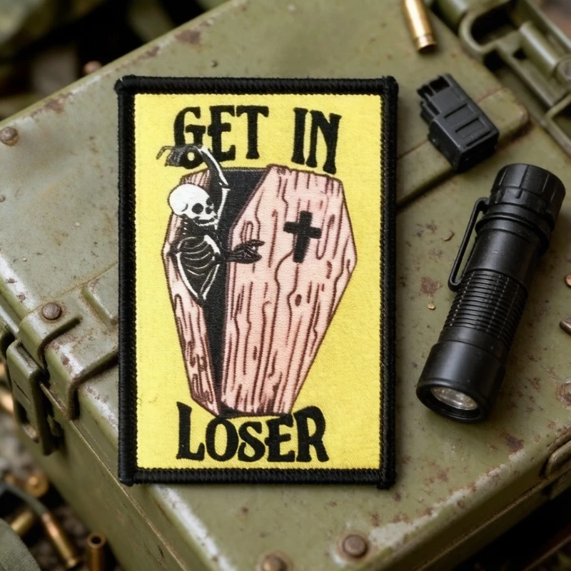 Parche táctico de calavera con diseño GET IN LOSER sobre fondo negro