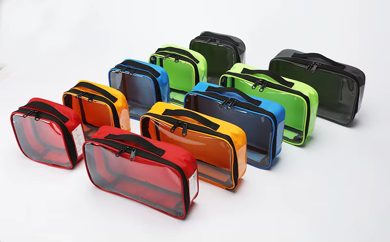 Bolsa abierta mostrando su tamaño y forma plegable