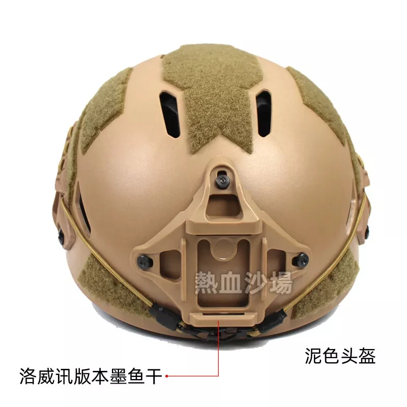 Casco táctico con accesorios tácticos
