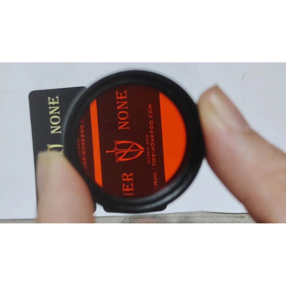 Filtro ocular naranja colocado sobre el PVS14 mostrando el tono cálido del lente